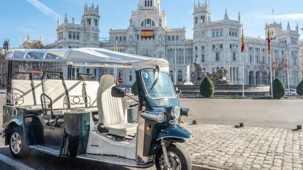 Un tuk tuk en Cibeles - Foto de Madrid Turismo