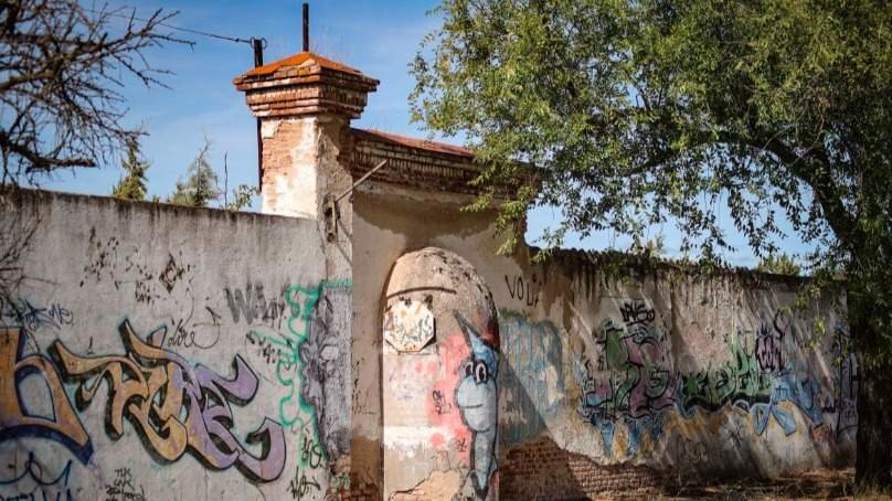 Muro del terreno de la zona militar de campamento - Foto de PSOE Madrid