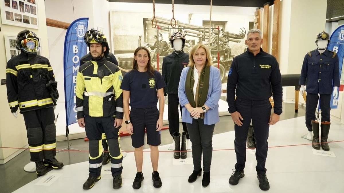 Inmaculada Sanz, vicealcaldesa  junto a bomberos | Foto de Ayuntamiento de Madrid