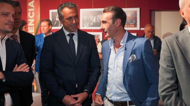 Carlos Novillo junto a Enrique Ponce en la inauguración de la exposición en Las Ventas - Comunidad de Madrid