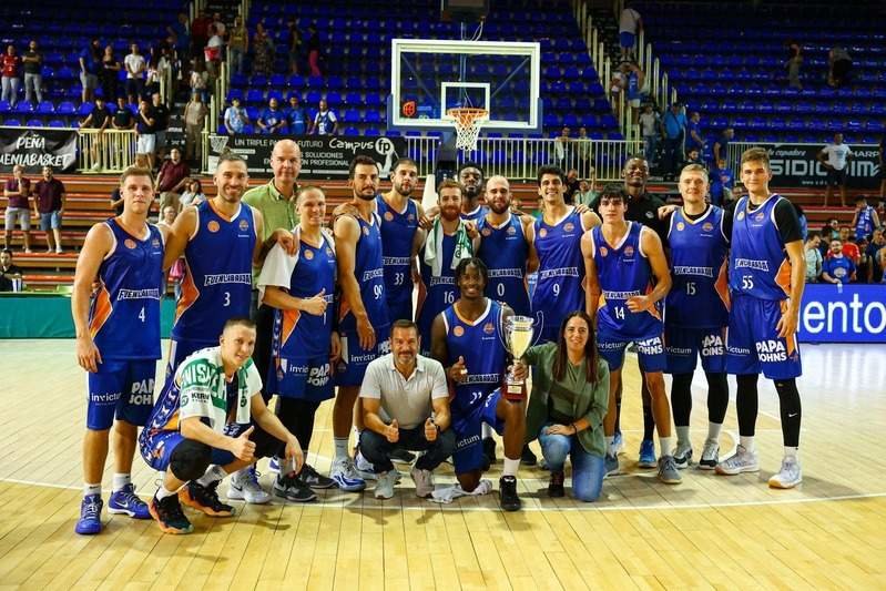 Celebración de todo el equipo de Baloncesto Fuenlabrada - Baloncesto Fuenlabrada&nbsp;