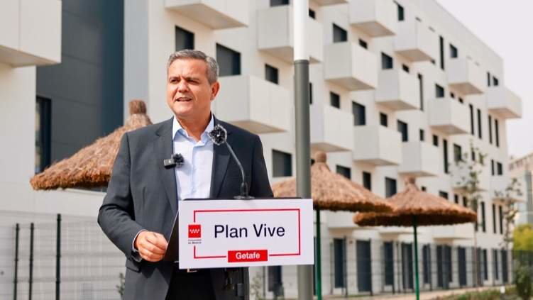 Jorge Rodrigo, consejero de Vivienda, en la entrega de llaves - Comunidad de Madrid