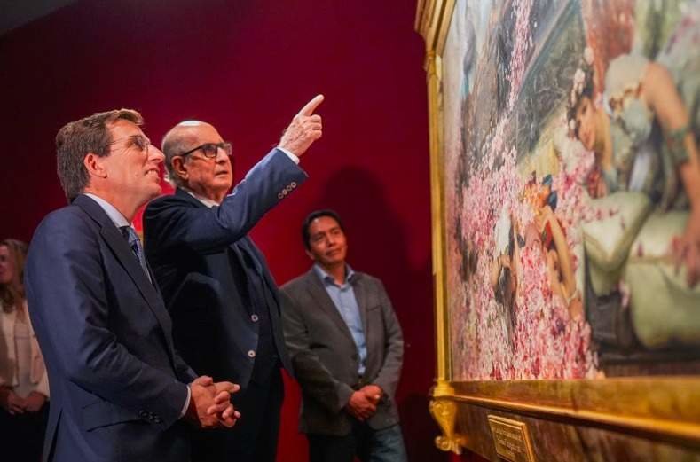 Pérez Simón junto al alcalde de Madrid, José 
Luis Martínez-Almeida, visitando la exposición