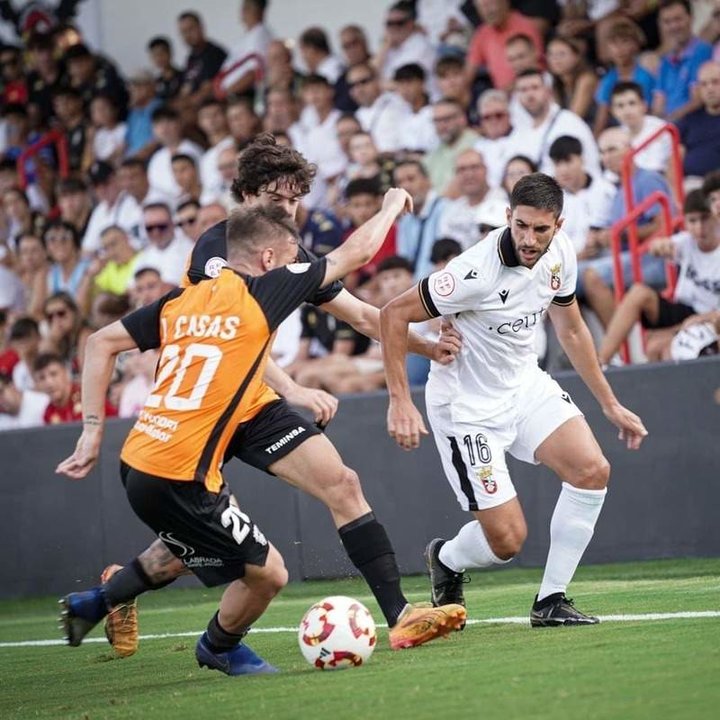 Jugadores del Fuenlabrada disputando un balón - CF Fuenlabrada&nbsp;