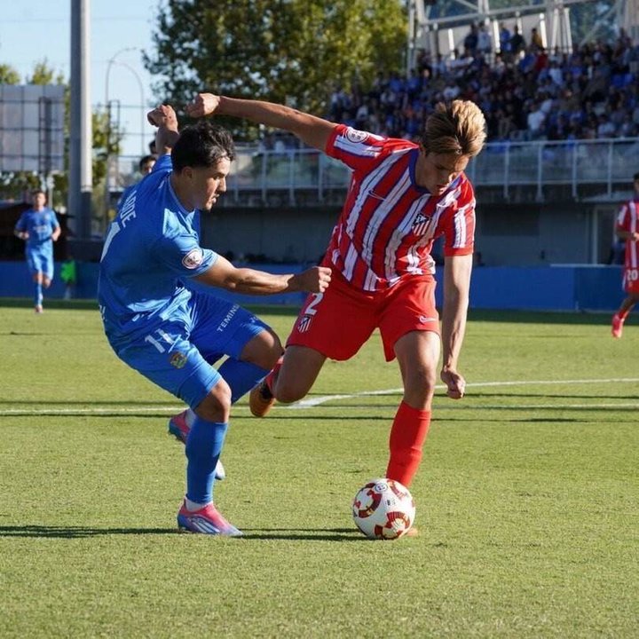 Disputa del balon entre jugadores - CF Fuenlabrada