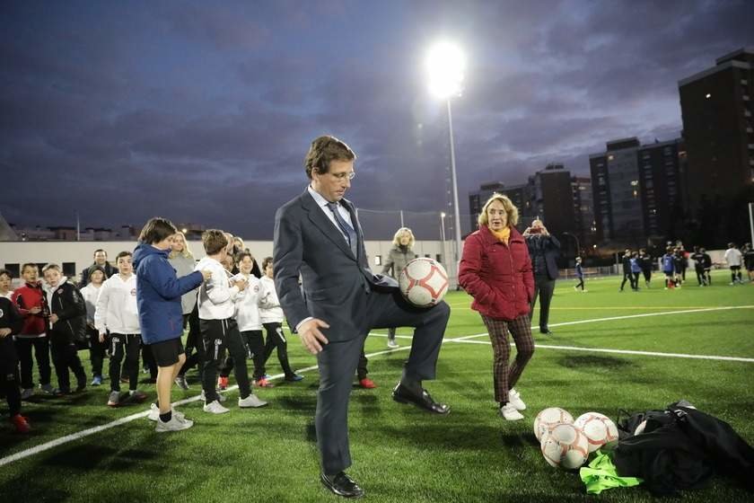 El alcalde de Madrid jugando con un balón | Foto de Ayuntamiento de Madrid