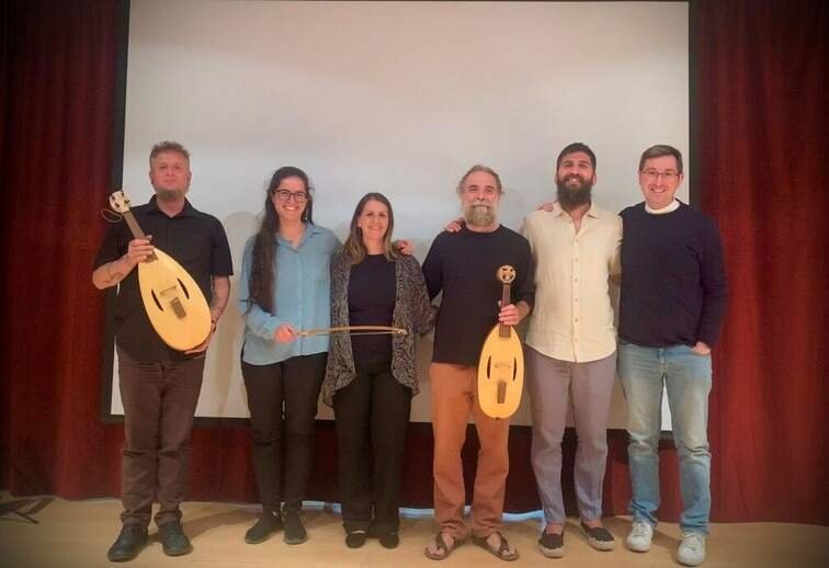 Presentación en la UAX de la viola oval medieval | Foto de la UAX