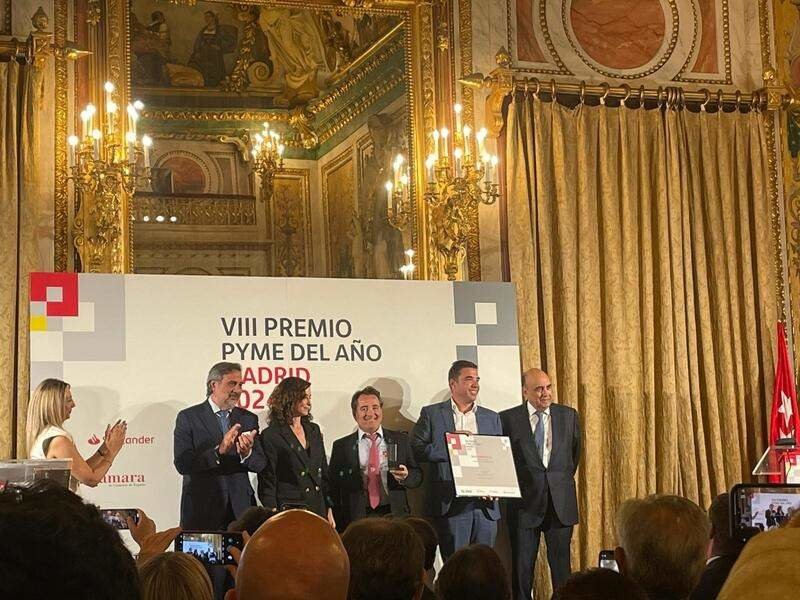 Isabel Diaz Ayuso entregando el premio PYME del año 2024