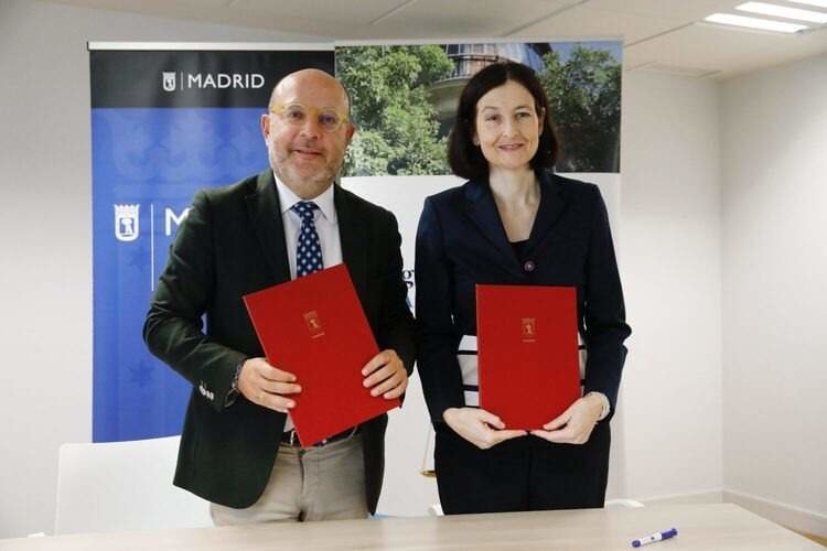 José Fernández y Pilar Barrio en la firma del convenio | Foto de Ayuntamiento de Madrid