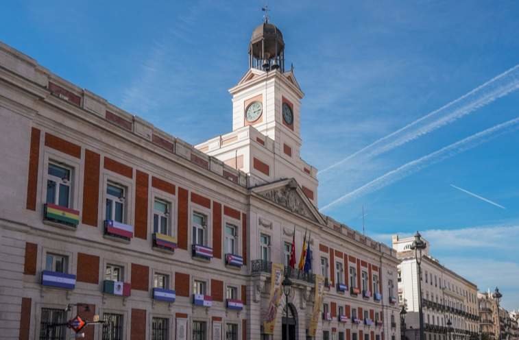 La fachada de la Real Casa de Correos luce las banderas de las 22 nacionalidades participantes - Foto Comunidad de Madrid