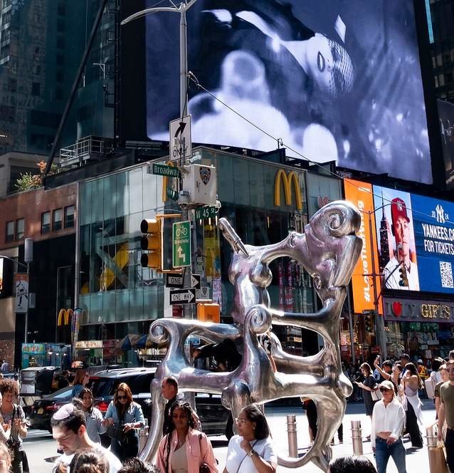 TOVAR. THE CHAIR. EN TIMES SQUARE DE NUEVA YOR. FOTOGRAFÍA DE LUIS GABÚ  (1)