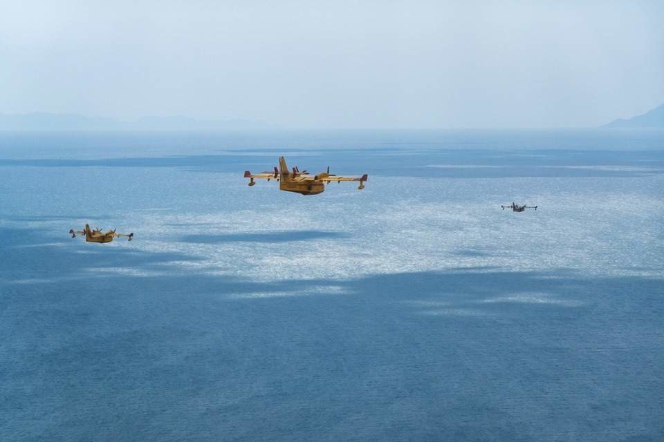 Aviones anfibios para extinguir incendios forestales sobrevuelan en el aire | Foto de Miteco