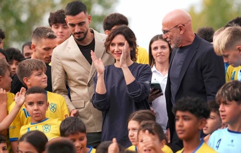 Ayuso entrega a la selección de fútbol el Premio Internacional del Deporte - Foto Comunidad de Madrid