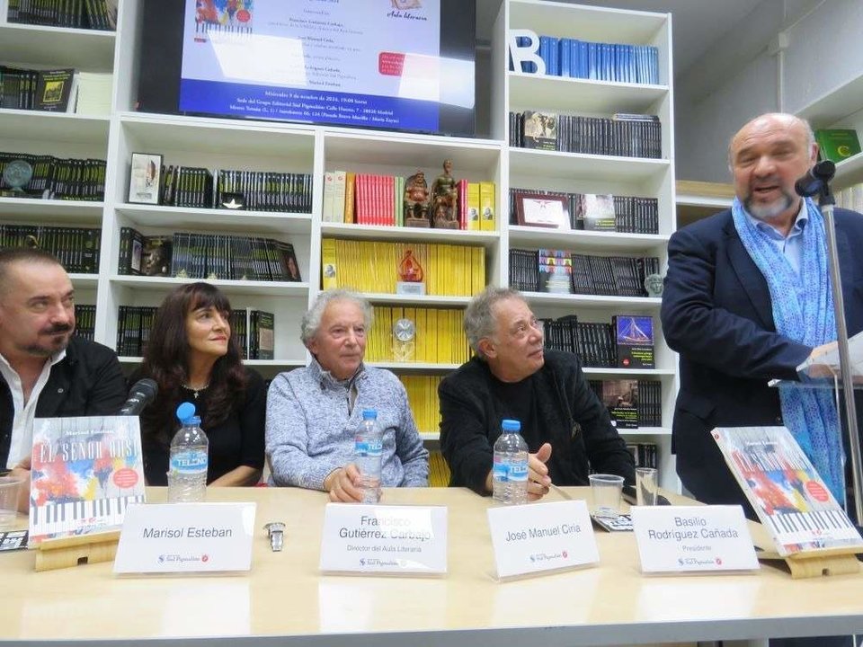 De izquierda a derecha, Juan Stefa; Marisol 
Esteban Repiso; Francisco Gutiérrez Carbajo; 
José Manuel Ciria y , de pie, Basilio Rodríguez 
Cañada