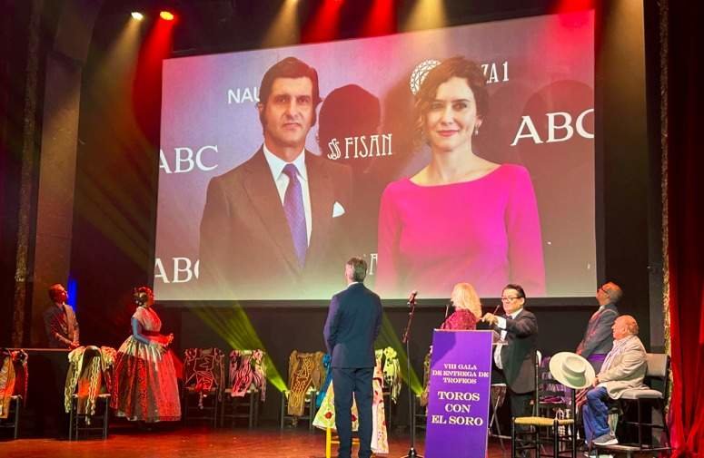 Díaz Ayuso reconocida por su apoyo a la tauromaquia en los premios Toros con el Soro - Foto Comunidad de Madrid