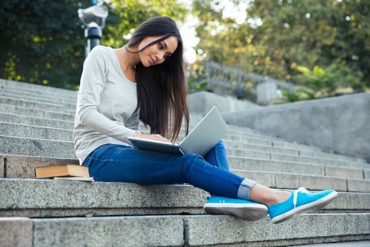 Una estudiante repasa para un examen | Foto de 123RF/vadymvdrobot