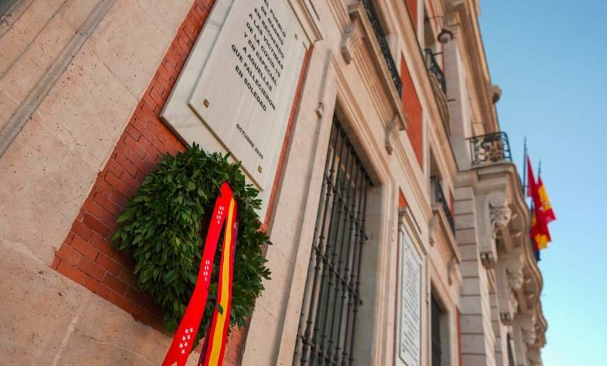 Corona de laurel en homenaje a las víctimas del COVID-19 - Foto Comunidad de Madrid