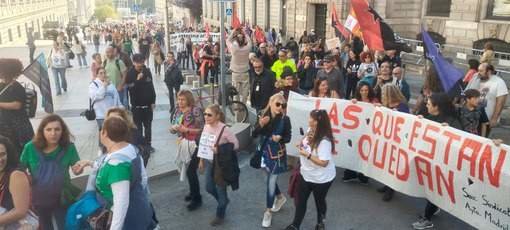 Cabecera de la manifestación junto al Congreso de los Diputados |Foto de Servimedia