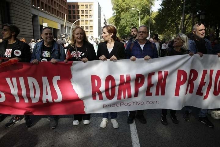 Imagen de la cabecera de la marcha con la ministra de Sanidad, Mónica García |Foto de Cesida