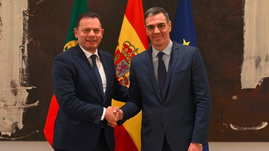 Pedro Sánchez en un encuentro con Luís Montenegro - Foto de Pool Moncloa/Borja Puig de la Bellacasa