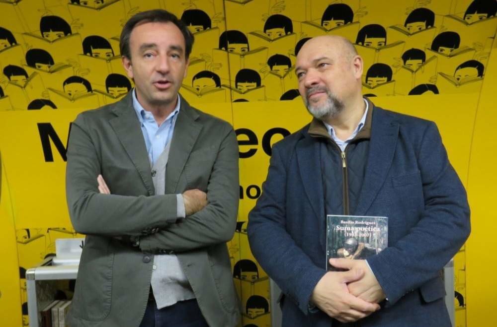 Miguel Oliver y Basilio Rodríguez Cañada en el acto de donación de libros proyecto Metrotecas Metro Madrid - Foto José Belló