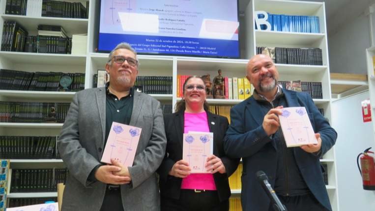 Jorge Abascal; Beatriz Saavedra Gastélum y 
Basilio Rodríguez Cañada, con ejemplares del 
libro presentado - Foto José Belló