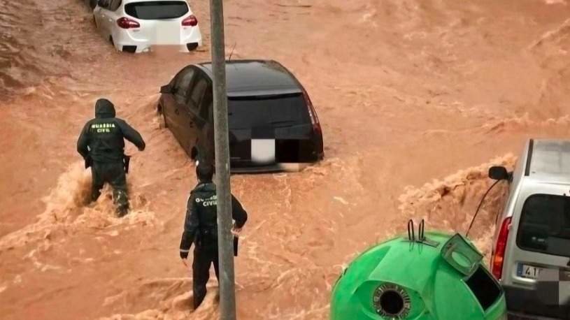 Guardias civiles asisten a afectados por las inundaciones en Valencia - Foto Servimedia