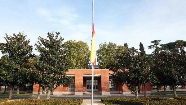 Bandera en Zarzuela, que ondea a media asta - Foto Casa del Rey