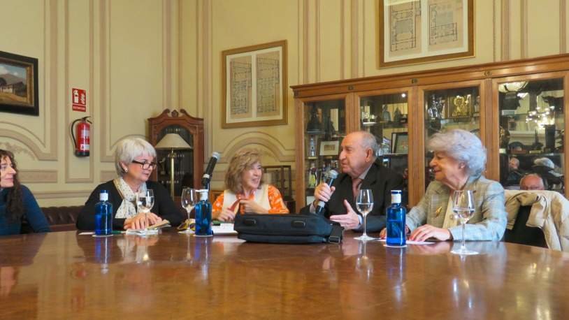 Ponencia de María Antonia García de León : “La Lengua que nos abraza. Homenaje a la poeta Gabriela Mistral” - Foto José Belló