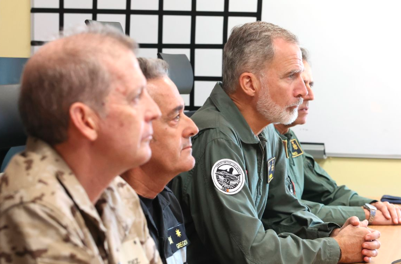 El Rey recibiendo información del despliegue de la UME - Foto Casa Real